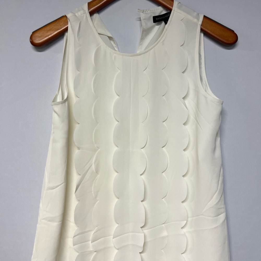 NWT Versatile Banana Republic Off-White Horizontal Ruffle Sleeveless Top. XS